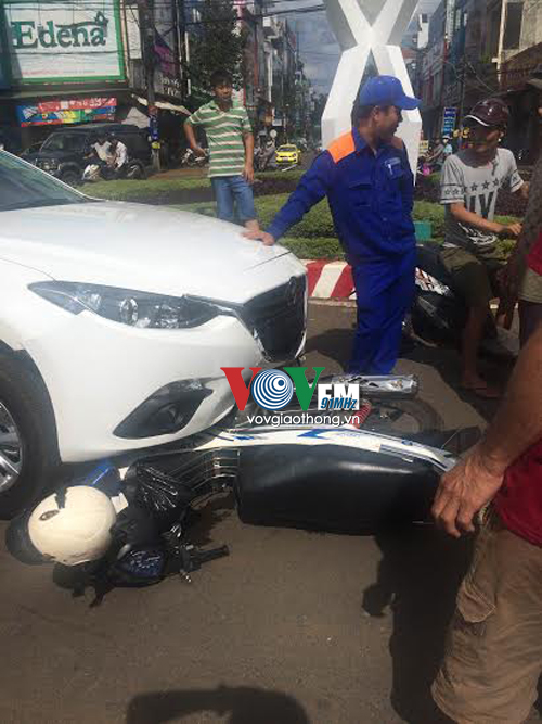 Xế hộp nuốt trọn xe máy, một người nhập viện